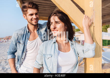 Beau young smiling couple in love debout à la Beach House Banque D'Images