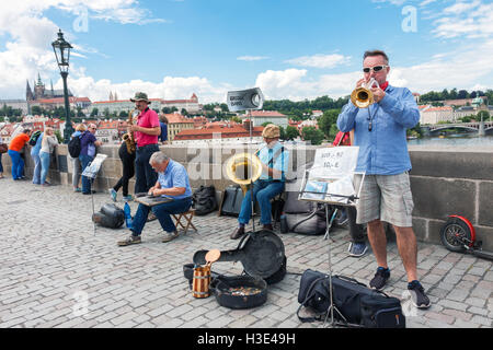 La musique de rue groupe jouant sur la célèbre pont Charles à Prague, République Tchèque Banque D'Images