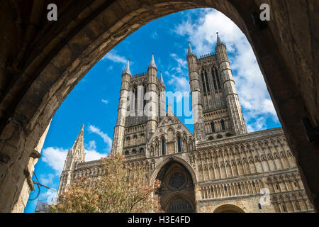 Historique de l'Ouest façade de la cathédrale de Lincoln, Ville de Lincoln, Lincolnshire, Angleterre, Royaume-Uni Banque D'Images