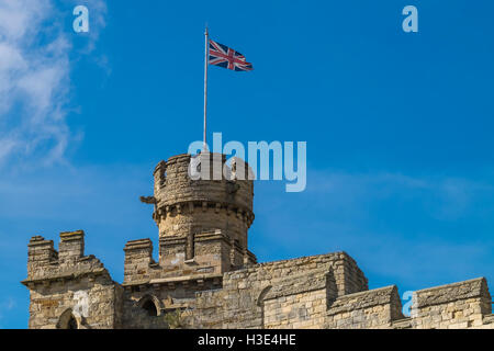 Drapeau de l'Union britannique volant au-dessus d'une tourelle sur la tour Château de Lincoln, Lincoln, Lincolnshire, Royaume-Uni Banque D'Images