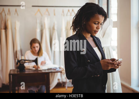 Fashion designer using mobile phone Banque D'Images