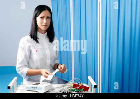 Une jeune femme médecin cardiologue effectue un sondage Banque D'Images