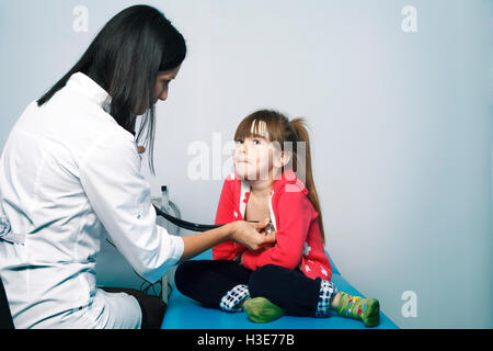 Une jeune femme médecin cardiologue effectue un sondage Banque D'Images