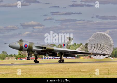 Avro Vulcan B2 bomber avec son parachute déployé de décélération Banque D'Images