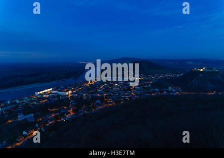 Hainburg an der Donau : vue depuis la montagne Hundsheimer sur Hainburg et le Danube, Donau, Niederösterreich, Autriche, Austri Banque D'Images