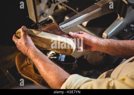 Shoemaker à l'aide de la machine à coudre Banque D'Images