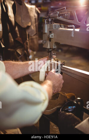Shoemaker à l'aide de la machine à coudre Banque D'Images