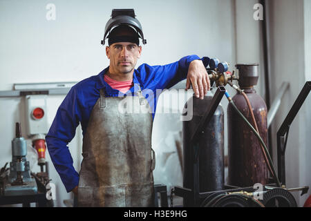 Portrait d'homme debout soudeur Banque D'Images