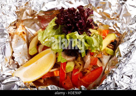 Un plat en aluminium , légumes champignons salade Banque D'Images