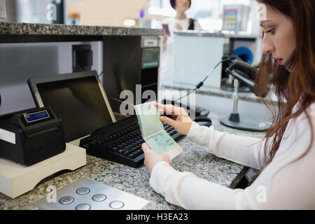 Standard d'enregistrement des compagnies aériennes contrôle de passeport de voyageur Banque D'Images