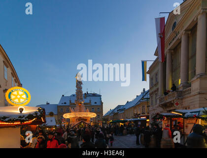 Baden : place principale de ville ( avec musiciens sur le balcon ) et à la colonne de la Sainte Trinité, marché de Noël, Wienerwald Vien Banque D'Images