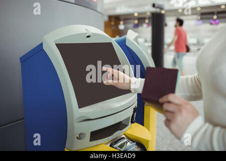 À l'aide de voyageurs self service check-in Banque D'Images