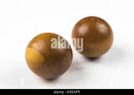 Paire de boules baoding chinois en chantant de la santé pour les mains sur fond blanc Banque D'Images