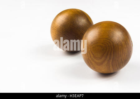 Paire de boules baoding chinois en chantant de la santé pour les mains sur fond blanc Banque D'Images