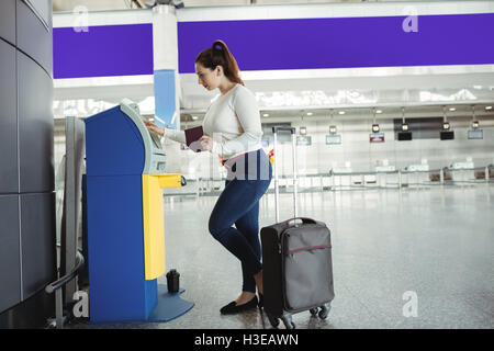 À l'aide de voyageurs self service check-in Banque D'Images