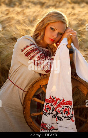 Une belle jeune fille ukrainienne en vêtements traditionnels brodés avec Banque D'Images
