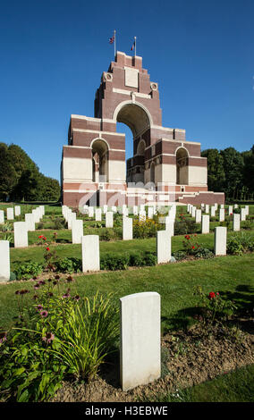 À LA PREMIÈRE GUERRE MONDIALE à travers les pierres tombales commémoratives vers le mémorial de Thiepval en France conçu par l'architecte Edwin Lutyens Banque D'Images