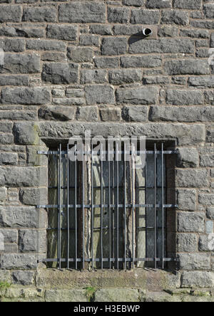 Fenêtres en pierre à revêtement de terre avec grille en fer dans un mur en pierre Tour commémorative Peel à bury lancashire, royaume-uni Banque D'Images