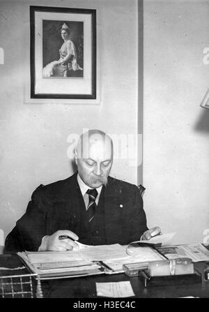 PIETER SJOERDS GERBRANDY (1885-1961) Duitch premier ministre à son bureau de Londres en 1941 avec une photo de la reine Wilhelmine derrière Banque D'Images