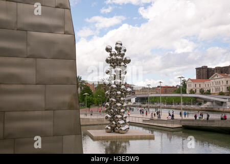 Grand arbre et sculpture de l'oeil au musée Guggenheim de Bilbao, Espagne. Banque D'Images