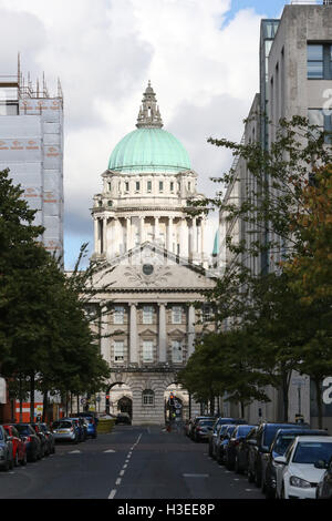 Regardant vers le bas de la rue Linenhall à Belfast en direction de l'Hôtel de Ville. Banque D'Images