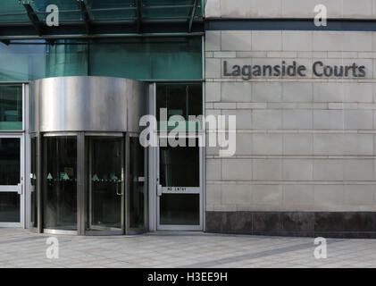 Porte d'entrée moderne tournant du palais de justice britannique et panneau de nom à Laganside courts, Oxford Street, Belfast Banque D'Images