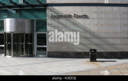 Entrée du palais de justice britannique et porte d'entrée tournante du palais de justice de Belfast à Laganside courts, Oxford Street, Belfast. Banque D'Images