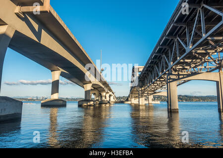 Vue de dessous l'extrémité ouest de l'I-90 bridge à Seattle, Washington. Banque D'Images