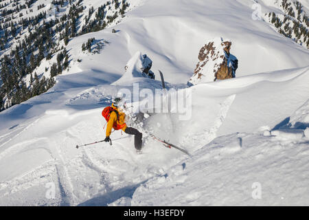 Ski de randonnée dans le parc provincial Garibaldi, British Columbia, Canada. Banque D'Images