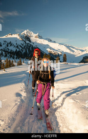 Ski de randonnée dans le parc provincial Garibaldi, British Columbia, Canada. Banque D'Images