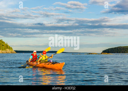 Une femme et sa fille le kayak de mer dans la baie Frenchman, Acadia National Park, Maine. Îles de Porcupine. Banque D'Images