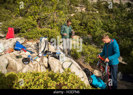 Deux hommes hangin out sur le sommet d'El Capitan, Yosemite National Park. Banque D'Images