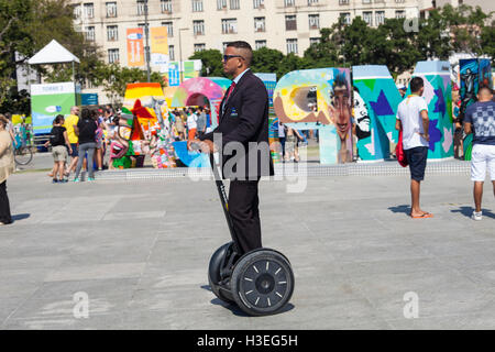 Agent de sécurité privée utilise le transporteur personnel Segway (PT), un deux-roues, l'auto-équilibrage, véhicule électrique alimenté par batterie au Pier Maua revitalisé à côté de la Praça Maua ( Maua Square ) dans le centre-ville de Rio de Janeiro, Brésil, une ancienne zone dégradée de la violence urbaine et la prostitution, dans le cadre de l'hôtel Porto Maravilha ( Projet ) Programme Port merveilleux, un projet de revitalisation de la zone portuaire de la ville. Banque D'Images