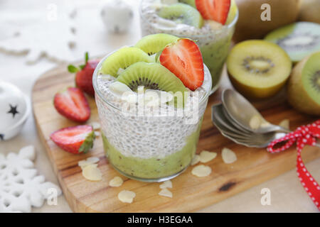 Des semences chia pudding avec kiwi et fraise, petit déjeuner de Noël Banque D'Images