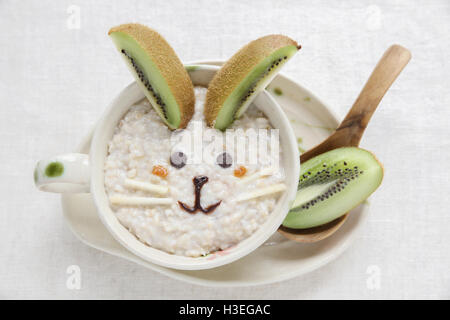 Porridge de lapin , petit déjeuner pour les enfants de l'art de l'alimentation Banque D'Images