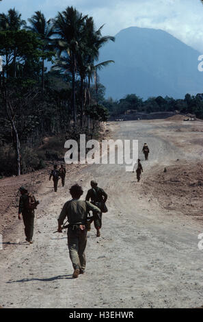 USULATAN, EL SALVADOR, mars 1982 : une ville à l'extérieur des guérillas Usulatan après plusieurs jours de combats. Banque D'Images