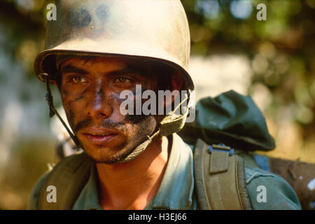 USULATAN, EL SALVADOR, mars 1982 : U.S. formé et équipé de Brigade Atlacatl l'armée salvadorienne en patrouille près de Usulatan après de violents combats contre la guérilla. La Brigade d'Atlacatl étaient responsables du massacre de 900 civils à El Mozote, trois mois auparavant. Photo de Mike Goldwater Banque D'Images