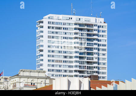 Immeuble de bureaux de grande hauteur du carter-cylindres avec en premier plan dans la région de Brighton, East Sussex, Angleterre, Royaume-Uni. Banque D'Images