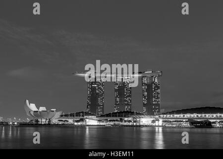 Singapour, Singapour - 30 janvier 2015 : Noir et blanc photo de Marina Bay Sands Hotel par nuit Banque D'Images
