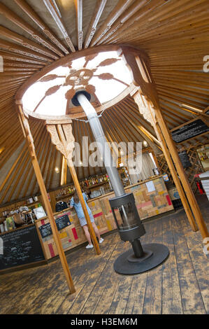 Une yourte, café/restaurant de la gare Temple Meads de Bristol, UK,manger des aliments.cuisine salle déjeuner dîner manger mange mangeant Banque D'Images