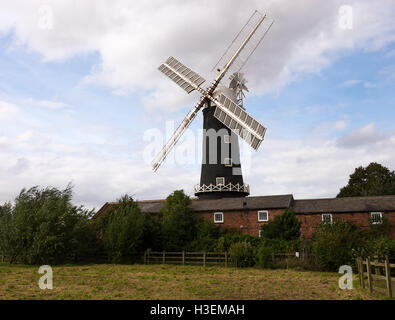 Le moulin historique de Skidby sur un sommet de colline dans le village de Skidby East Riding of Yorkshire Angleterre Royaume-Uni Banque D'Images