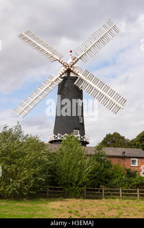 Le moulin historique de Skidby sur un sommet de colline dans le village de Skidby East Riding of Yorkshire Angleterre Royaume-Uni Banque D'Images