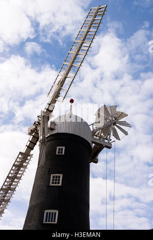 Le moulin historique de Skidby sur un sommet de colline dans le village de Skidby East Riding of Yorkshire Angleterre Royaume-Uni Banque D'Images