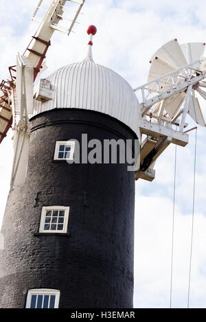 Le moulin historique de Skidby sur un sommet de colline dans le village de Skidby East Riding of Yorkshire Angleterre Royaume-Uni Banque D'Images