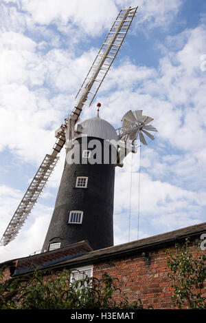 Le moulin historique de Skidby sur un sommet de colline dans le village de Skidby East Riding of Yorkshire Angleterre Royaume-Uni Banque D'Images