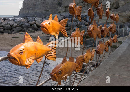 Banc de poissons Sculpture par Steve Iredale à Staithes Arts et Patrimoine Week-end North Yorkshire Angleterre Royaume-Uni UK Banque D'Images