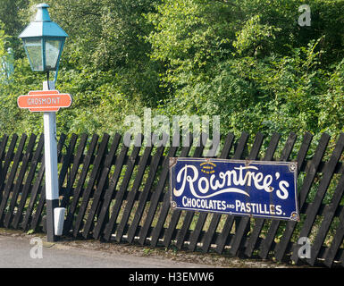 Vieux Panneaux publicitaires sur la clôture à Grosmont North Yorkshire Moors Railway Station Grosmont Yorkshire Angleterre Royaume-Uni UK Banque D'Images