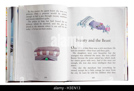 La belle et la Bête dans un livre de contes Banque D'Images