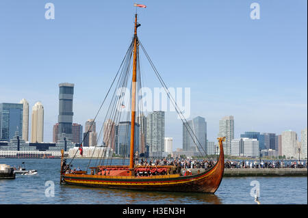 Harald Hårfagre le Draken, un navire nouvellement construit sur le modèle des drakkars vikings d'il y a mille ans, dans la région de North Cove Marina. Banque D'Images