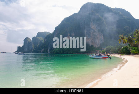 Une plage sur l'île de Don Phiphi dans la mer d'Andaman en Thaïlande avec un ciel bleu journée d'été. Banque D'Images